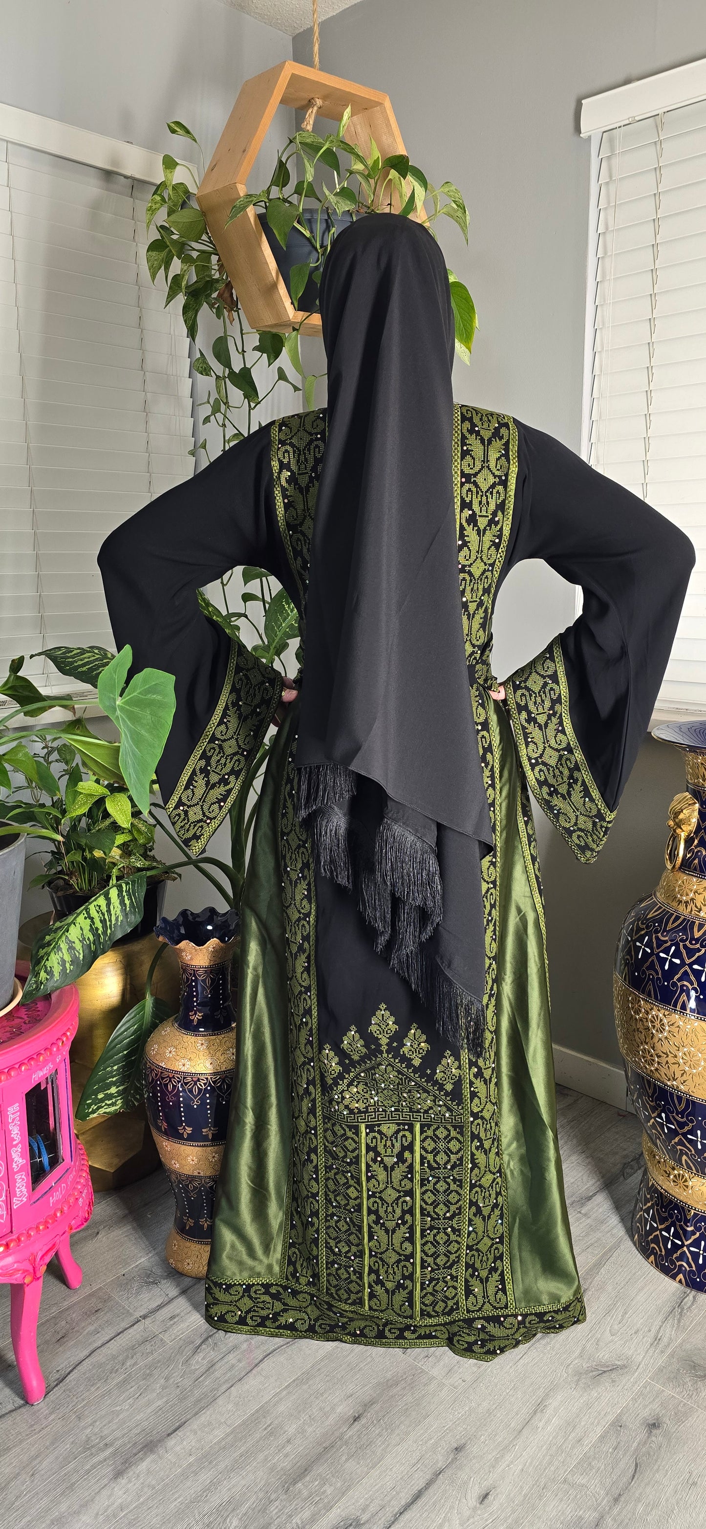 The majestic olive thobe ثوب الزيتون الملكي